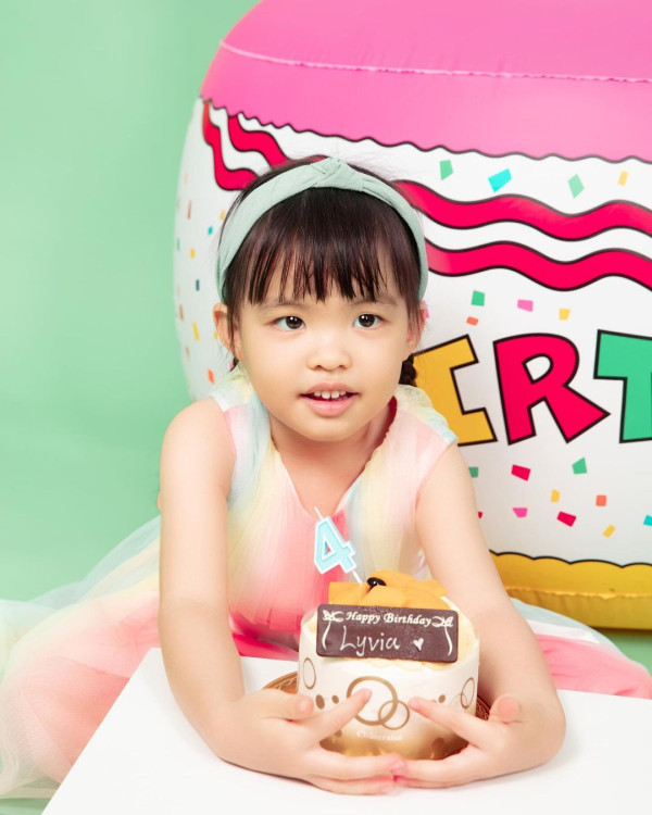 熊黛林遊溫哥華曬老公合照放閃 6歲孖女遺傳名模媽咪高䠷身材 