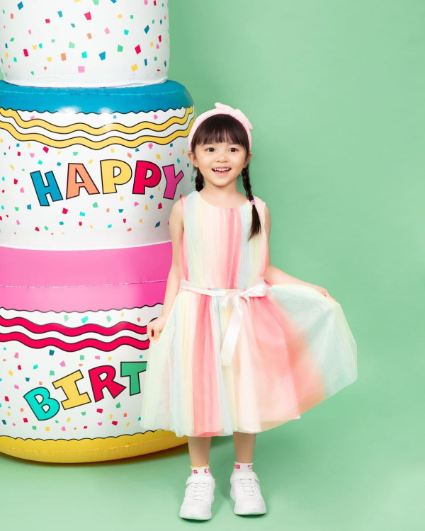 熊黛林遊溫哥華曬老公合照放閃 6歲孖女遺傳名模媽咪高䠷身材 