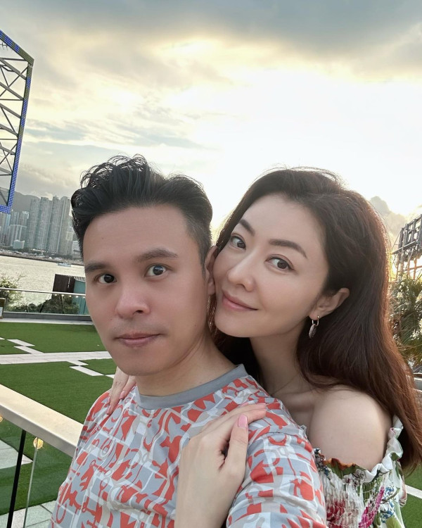 熊黛林遊溫哥華曬老公合照放閃 6歲孖女遺傳名模媽咪高䠷身材 