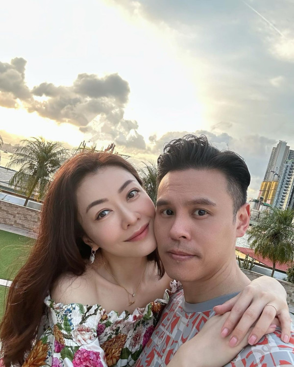 熊黛林遊溫哥華曬老公合照放閃 6歲孖女遺傳名模媽咪高䠷身材 