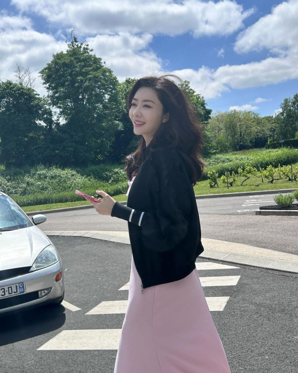 熊黛林遊溫哥華曬老公合照放閃 6歲孖女遺傳名模媽咪高䠷身材 