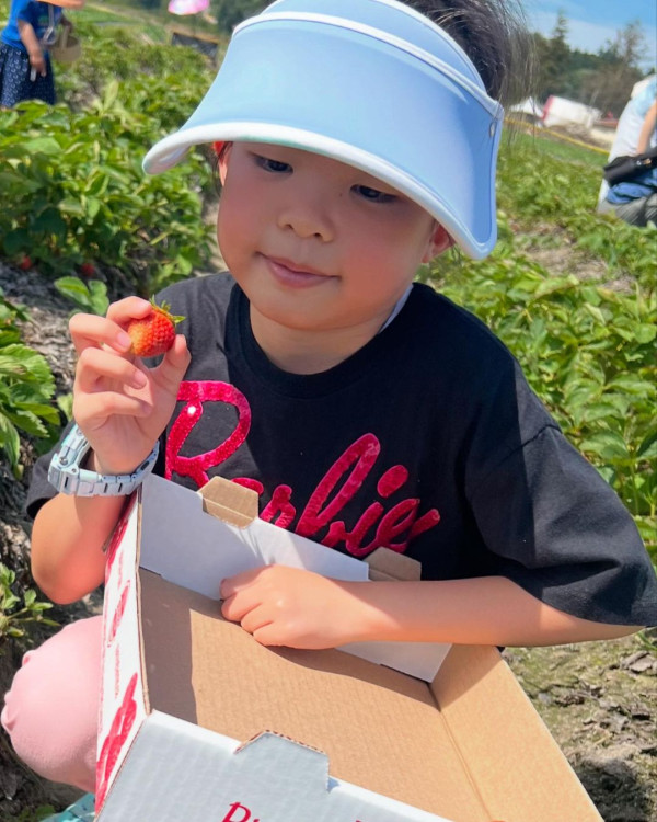 熊黛林遊溫哥華曬老公合照放閃 6歲孖女遺傳名模媽咪高䠷身材 