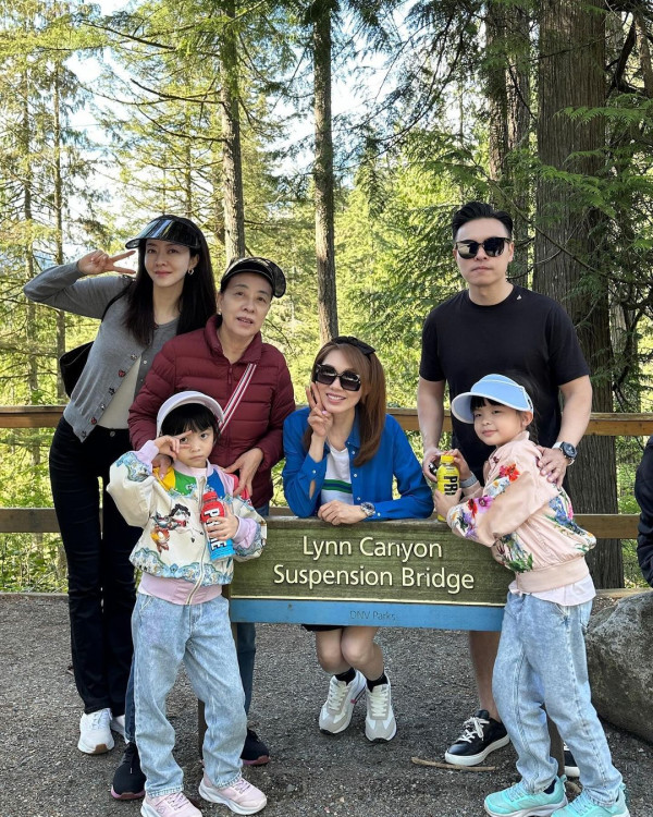 熊黛林遊溫哥華曬老公合照放閃 6歲孖女遺傳名模媽咪高䠷身材 