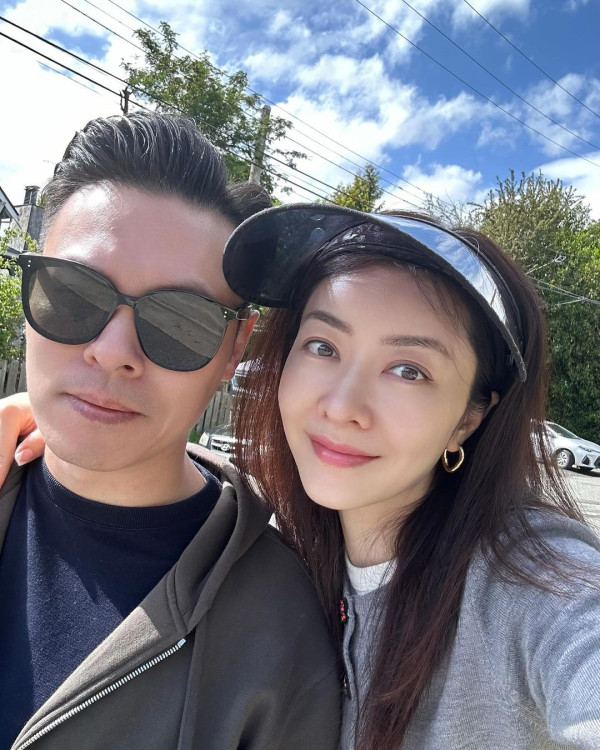 熊黛林遊溫哥華曬老公合照放閃 6歲孖女遺傳名模媽咪高䠷身材 