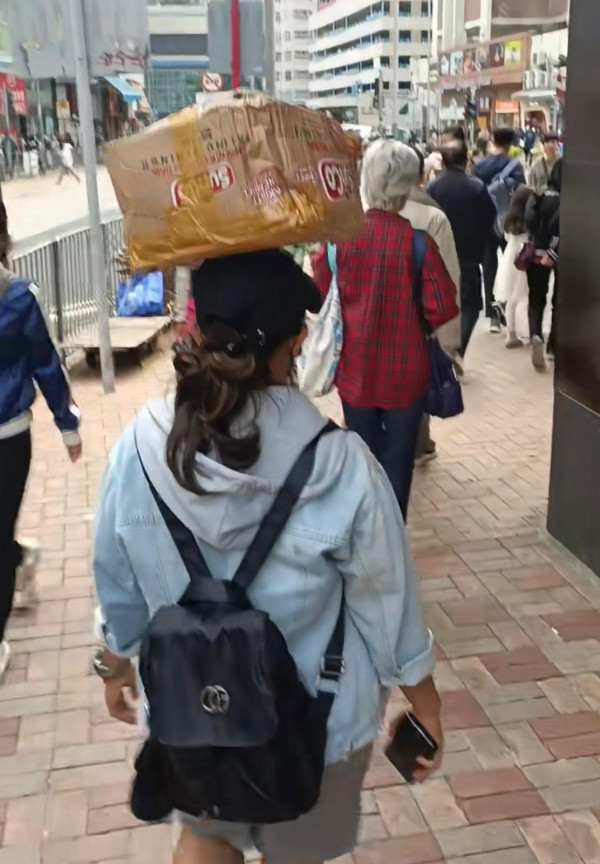 網民街頭偶遇奇人異士！女子頭頂包裹惹人側目 網民：我都想學！