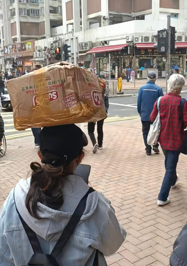 網民街頭偶遇奇人異士！女子頭頂包裹惹人側目 網民：我都想學！