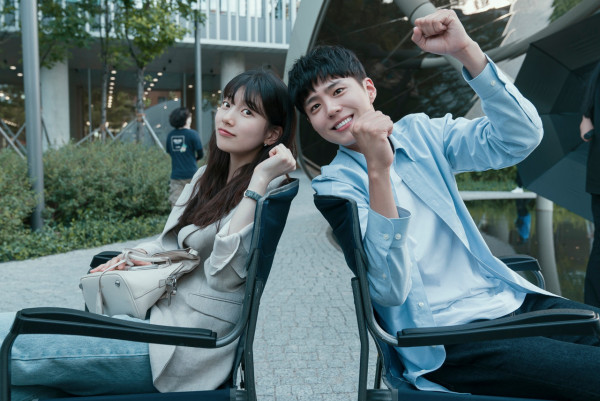 朴寶劍與香港影后鮑起靜慶生合照！姿勢親密關係惹網民驚訝！ 