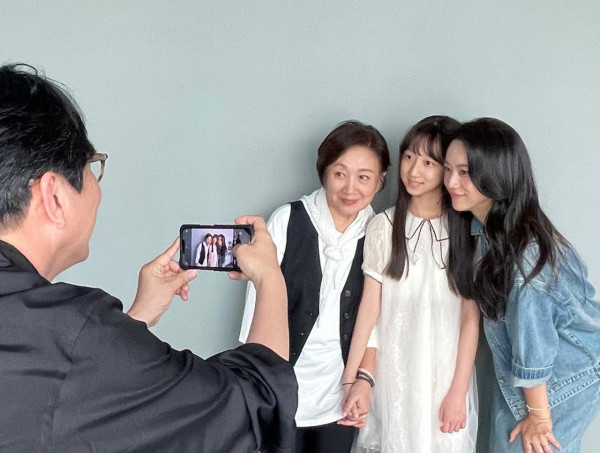 朴寶劍與香港影后鮑起靜慶生合照！姿勢親密關係惹網民驚訝！ 