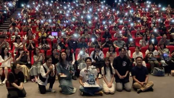 朴寶劍與香港影后鮑起靜慶生合照！姿勢親密關係惹網民驚訝！ 