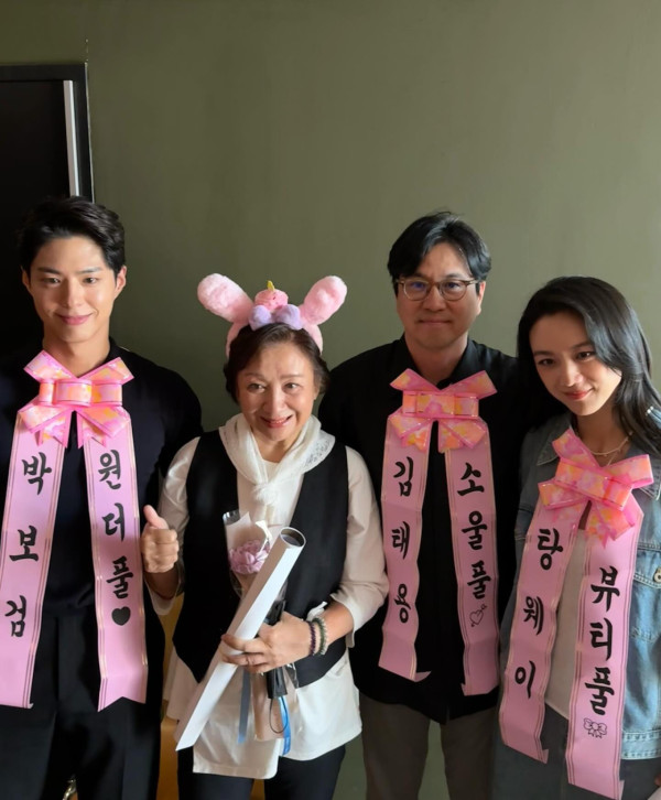 朴寶劍與香港影后鮑起靜慶生合照！姿勢親密關係惹網民驚訝！ 