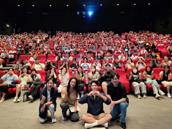 朴寶劍與香港影后鮑起靜慶生合照！姿勢親密關係惹網民驚訝！ 