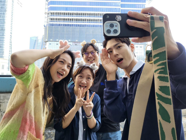 朴寶劍與香港影后鮑起靜慶生合照！姿勢親密關係惹網民驚訝！ 