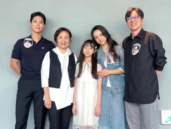 朴寶劍與香港影后鮑起靜慶生合照！姿勢親密關係惹網民驚訝！ 