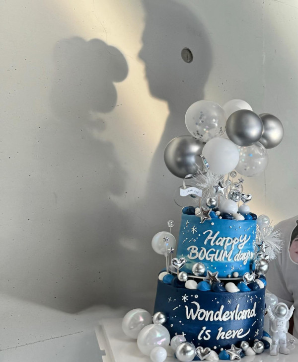 朴寶劍與香港影后鮑起靜慶生合照！姿勢親密關係惹網民驚訝！ 