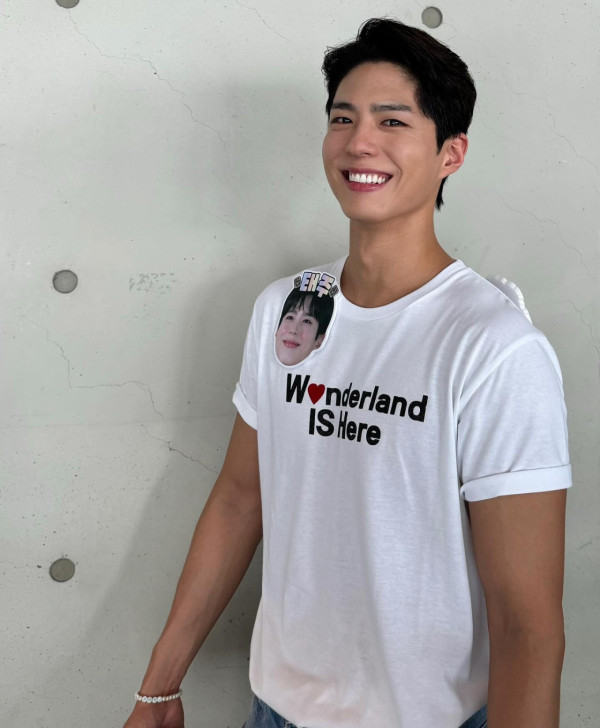 朴寶劍與香港影后鮑起靜慶生合照！姿勢親密關係惹網民驚訝！ 