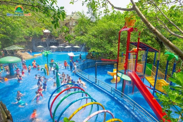 紐倫泰溫泉樂園（圖片來源：Facebook@Đại lý bán vé Công Viên Suối Khoáng Nóng Núi Thần Tài Đà Nẵng）