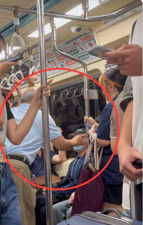 六旬婦逼女乘客讓飛機靠窗位 被拒後發爛渣：我年紀大不能拘留我 