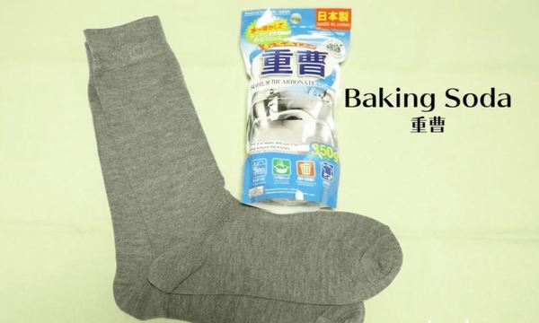 只需一對舊襪配合梳打粉即可自製除臭袋。（影片截圖）
