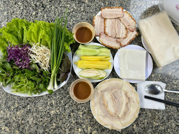 餐廳主打五花肉米紙捲。（圖片來源：Facebook@Bánh tráng thịt heo Đại Lộc）