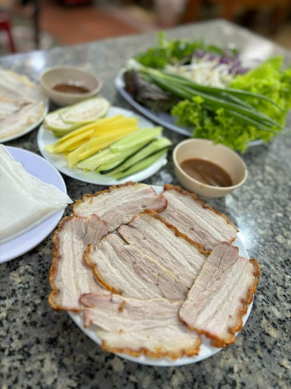 餐廳主打五花肉米紙捲。（圖片來源：Facebook@Bánh tráng thịt heo Đại Lộc）