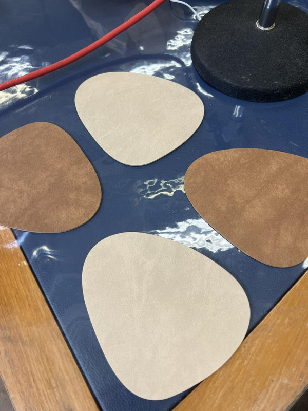 余德丞買手信又「出事」？精選德國禮物被嘲似鞋墊 真身原來是... 