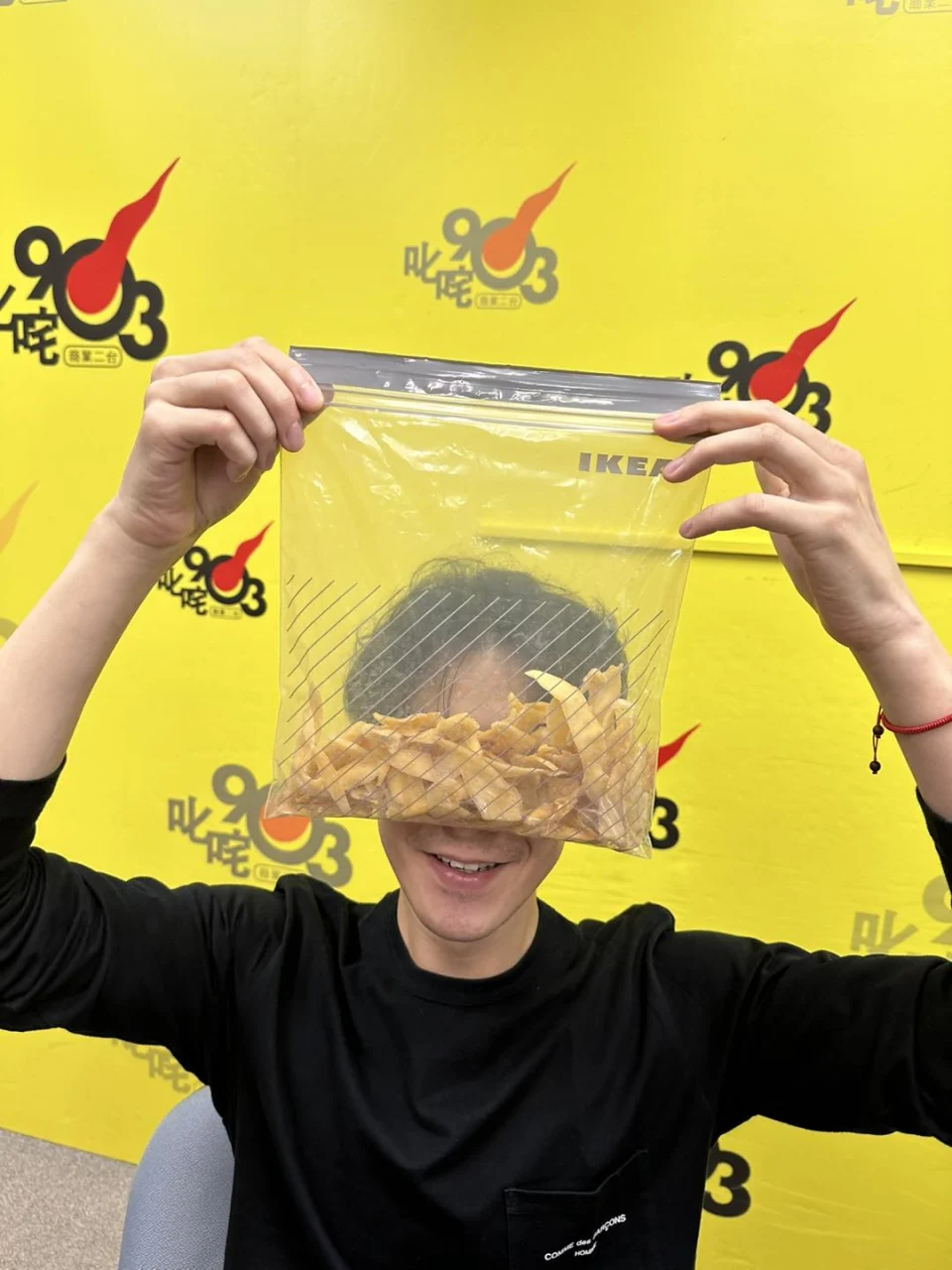 余德丞買手信又「出事」？精選德國禮物被嘲似鞋墊 真身原來是... 