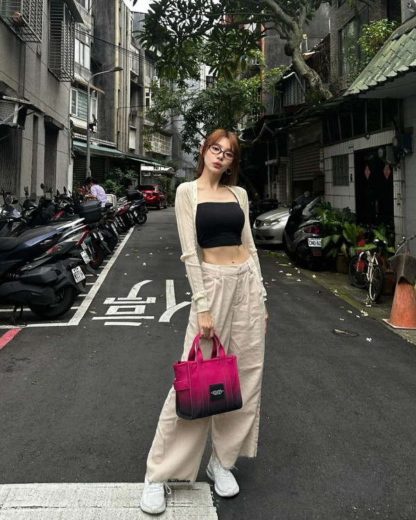 林明禎病癒復工飛台灣錄新歌 眼鏡look現身表情犯晒規