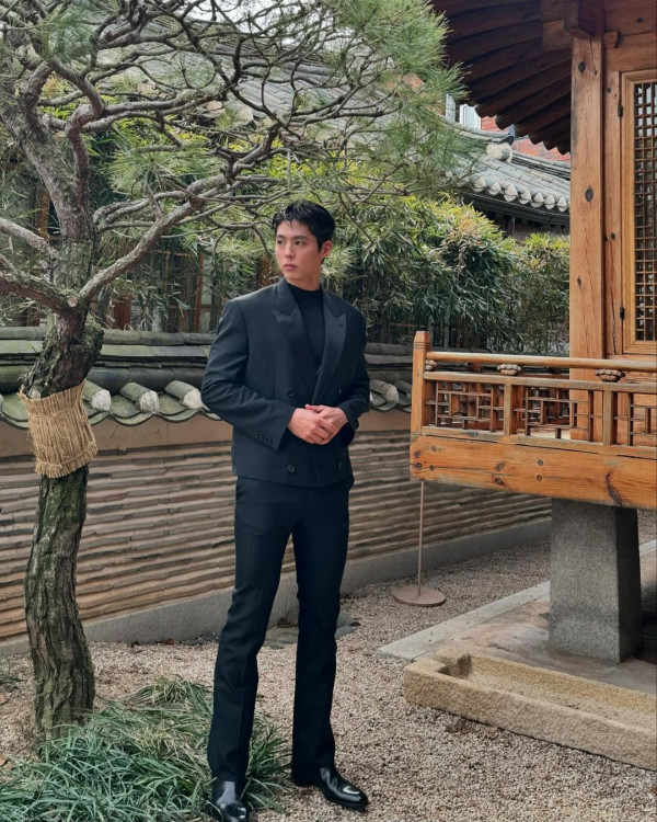 朴寶劍與香港影后鮑起靜慶生合照！姿勢親密關係惹網民驚訝！ 