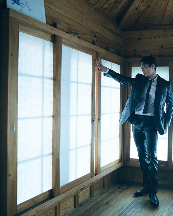 朴寶劍與香港影后鮑起靜慶生合照！姿勢親密關係惹網民驚訝！ 