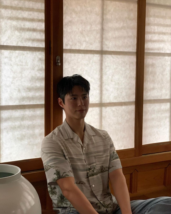 朴寶劍與香港影后鮑起靜慶生合照！姿勢親密關係惹網民驚訝！ 