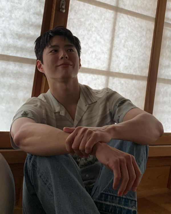 朴寶劍與香港影后鮑起靜慶生合照！姿勢親密關係惹網民驚訝！ 