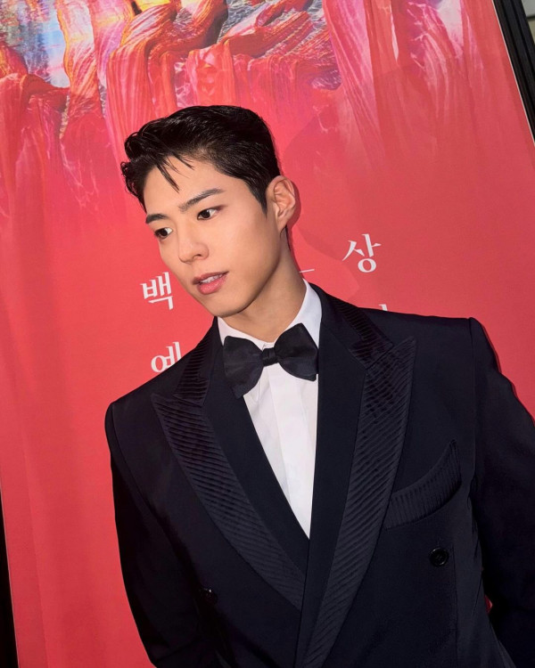 朴寶劍與香港影后鮑起靜慶生合照！姿勢親密關係惹網民驚訝！ 