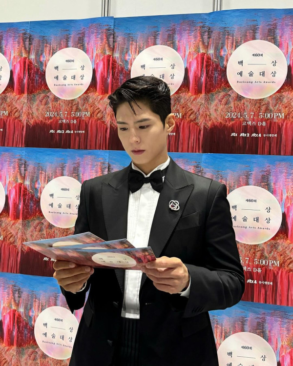 朴寶劍與香港影后鮑起靜慶生合照！姿勢親密關係惹網民驚訝！ 