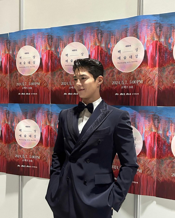 朴寶劍與香港影后鮑起靜慶生合照！姿勢親密關係惹網民驚訝！ 