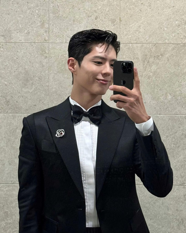 朴寶劍與香港影后鮑起靜慶生合照！姿勢親密關係惹網民驚訝！ 