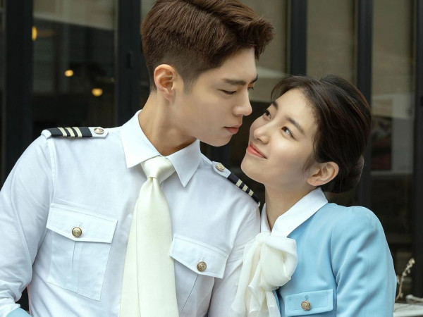 朴寶劍與香港影后鮑起靜慶生合照！姿勢親密關係惹網民驚訝！ 