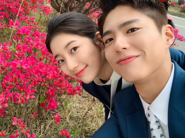 朴寶劍與香港影后鮑起靜慶生合照！姿勢親密關係惹網民驚訝！ 