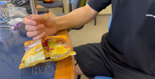 余德丞買手信又「出事」？精選德國禮物被嘲似鞋墊 真身原來是... 