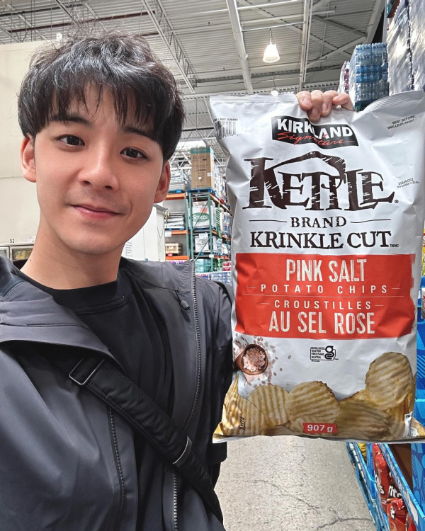 余德丞買手信又「出事」？精選德國禮物被嘲似鞋墊 真身原來是... 