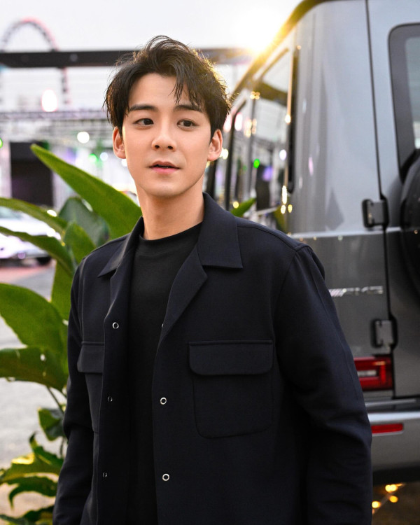 余德丞買手信又「出事」？精選德國禮物被嘲似鞋墊 真身原來是... 