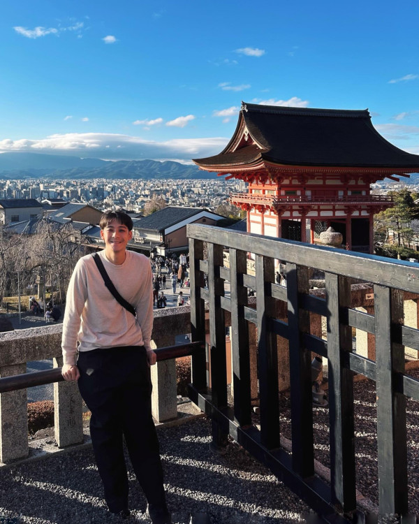 余德丞買手信又「出事」？精選德國禮物被嘲似鞋墊 真身原來是... 