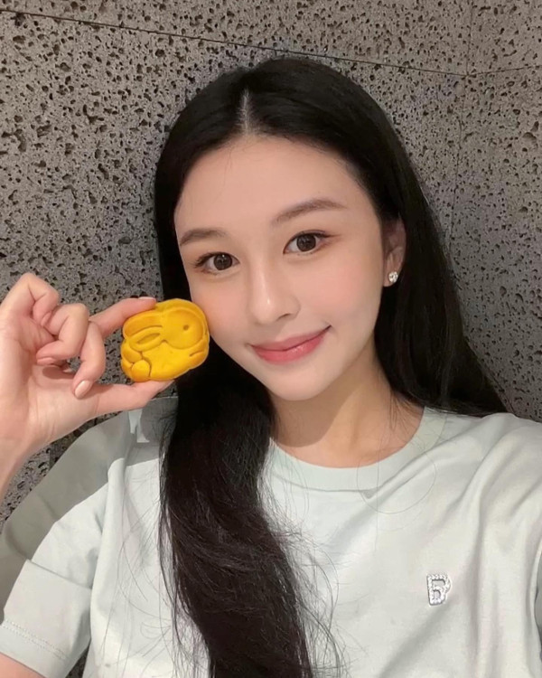 香港「最美星二代」4. 邱淑貞女兒-沈月Ayla / 圖片來源: IG@yuetyuetxx 香港「最美星二代」4. 邱淑貞女兒-沈月Ayla / 圖片來源: IG@yuetyuetxx