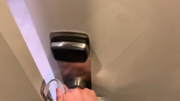 女子悉尼遭翻版雷神強抱 晒事發照片坦言：太突然 網民反應兩極 