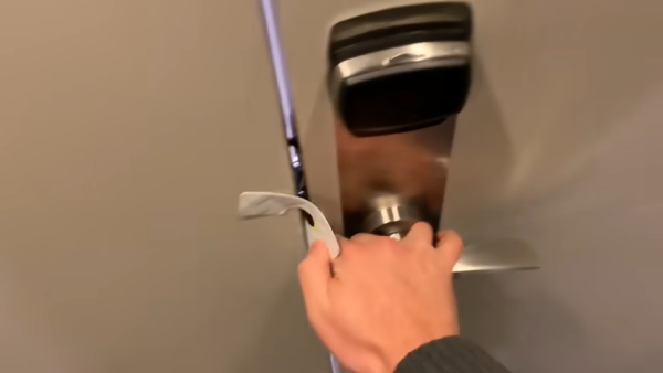 女子悉尼遭翻版雷神強抱 晒事發照片坦言：太突然 網民反應兩極 