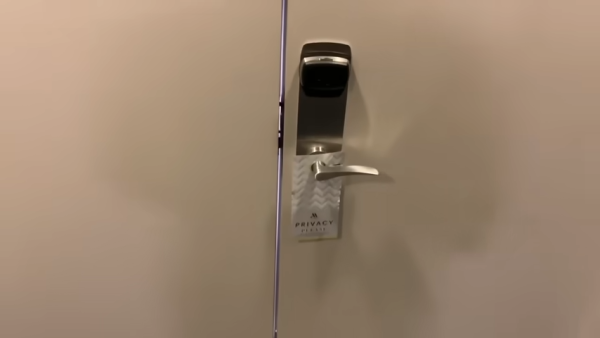 女子悉尼遭翻版雷神強抱 晒事發照片坦言：太突然 網民反應兩極 