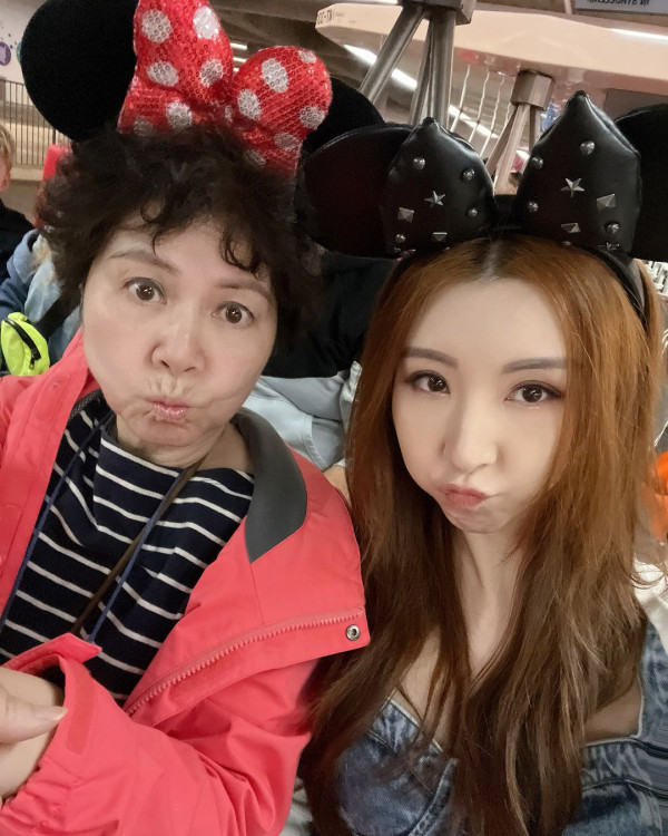 35歲女歌手譚嘉儀遊美國日日性感上陣 搭Uber竟意外收穫fans勁開心