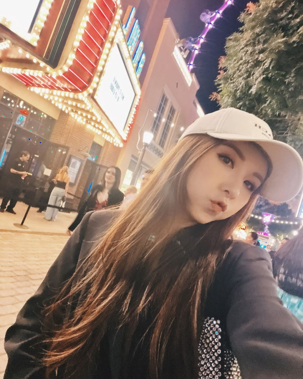 35歲女歌手譚嘉儀遊美國日日性感上陣 搭Uber竟意外收穫fans勁開心