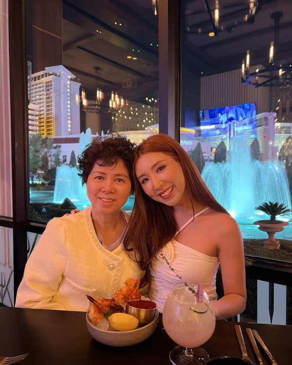 35歲女歌手譚嘉儀遊美國日日性感上陣 搭Uber竟意外收穫fans勁開心