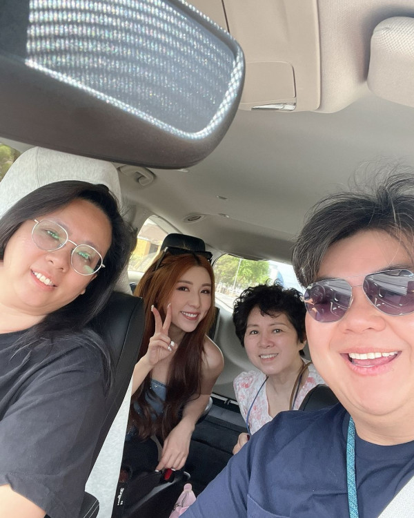 35歲女歌手譚嘉儀遊美國日日性感上陣 搭Uber竟意外收穫fans勁開心