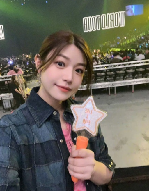 2.2023年6月陳妍希現身楊丞琳演唱會，被拍下落淚的畫面